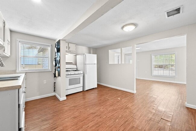 Building Photo - 1706 Riverview St