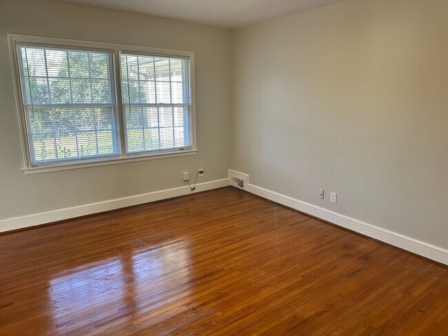 Building Photo - Beautiful 3 Bedroom in Myers Park!!