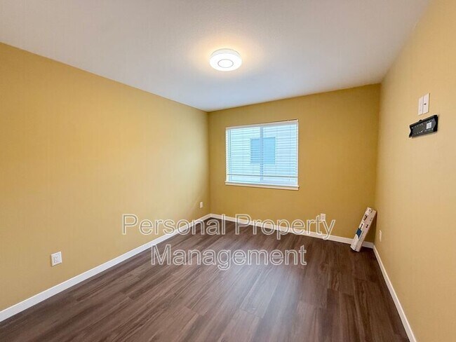 Building Photo - 5711 NE 74th Ct