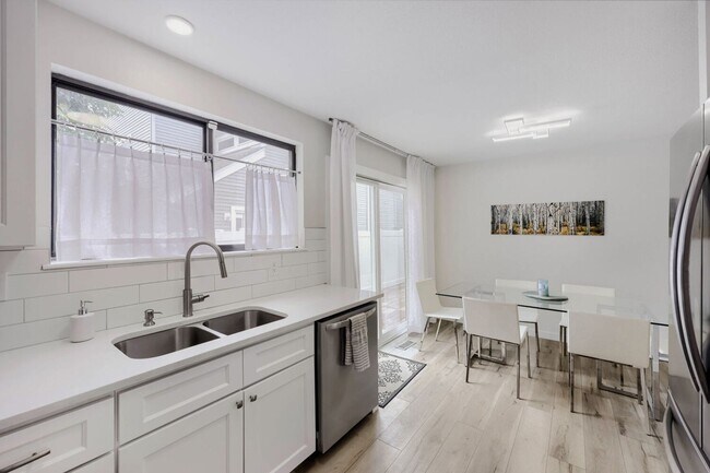 Building Photo - Updated 2 Bedroom Townhouse in Thornton