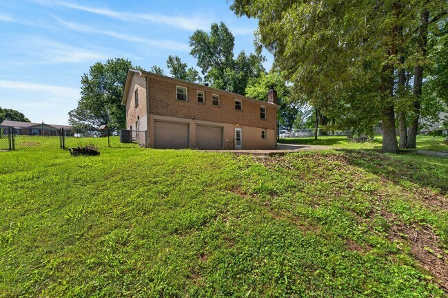 Building Photo - 3 Bedroom Pet Friendly Home For Rent Near Heritage Park!