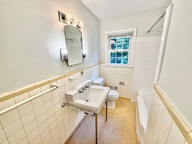 Building Photo - Beautiful 3 Bed 2 Bath Home Located Right ...
