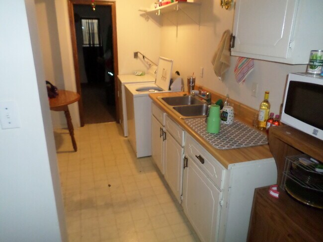 Building Photo - 5 bedrooms 3 bath on Shirley