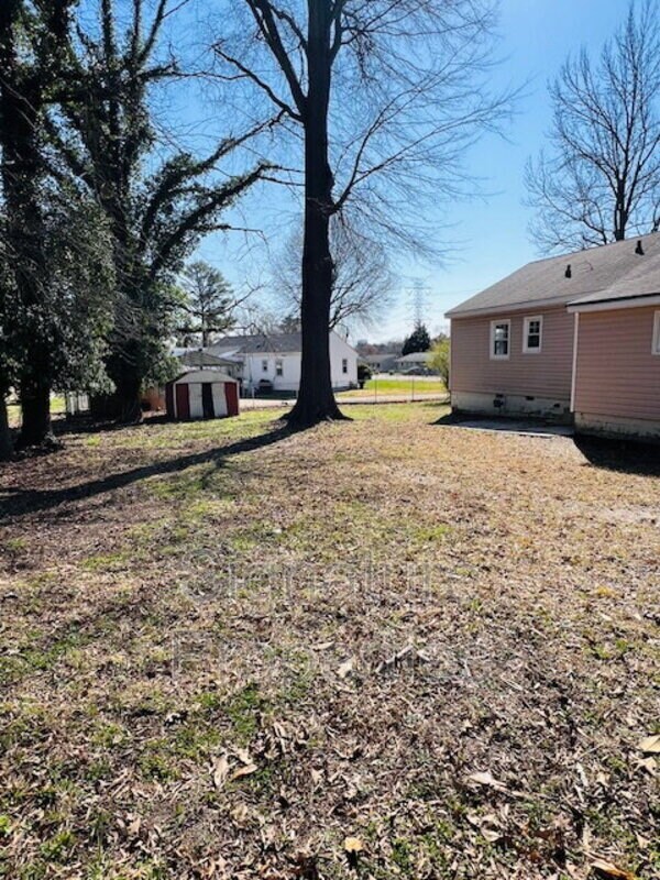 Building Photo - 211 Deerfield Dr