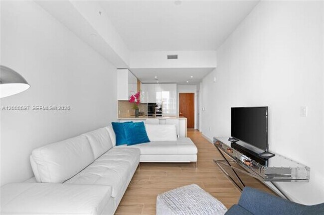 Building Photo - 2678 Tigertail Ave