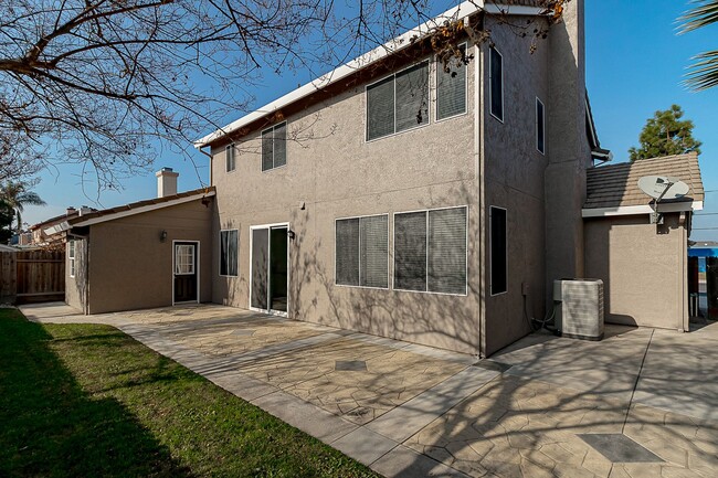 Building Photo - Two story home in Manteca!