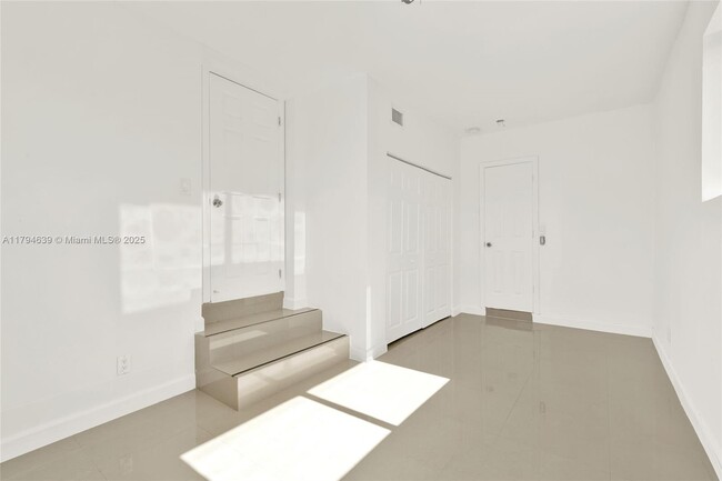 Building Photo - 6450 SW 28th St