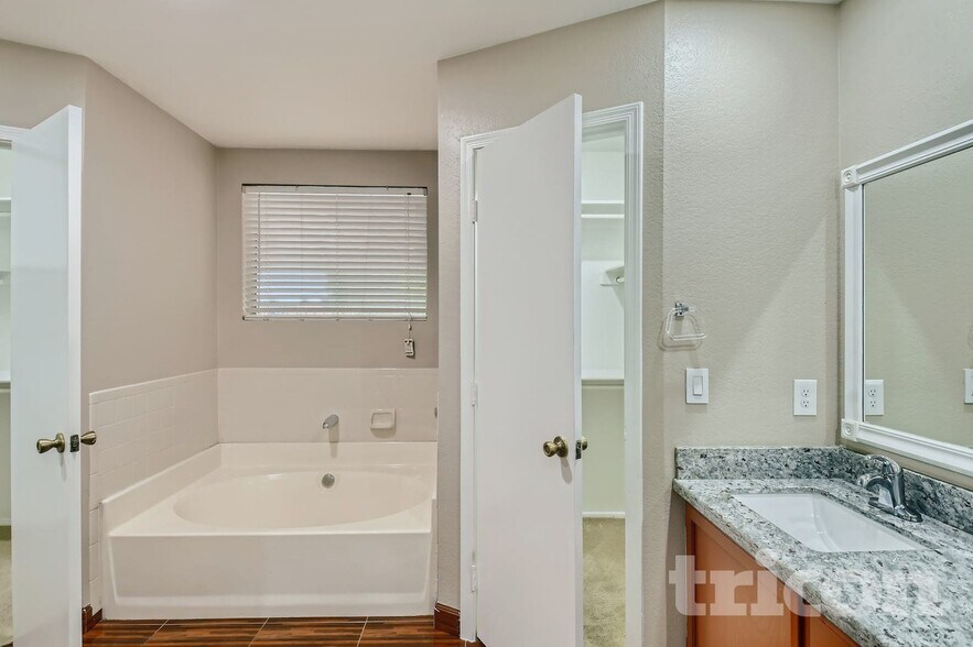 Building Photo - 4947 E Greenway Cir