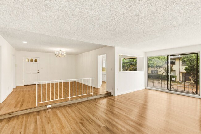 Building Photo - HUGE 2 bed 2 bath in Prime Santa Monica!