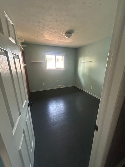 Upstairs bedroom 2 - 15800 Holland Rd
