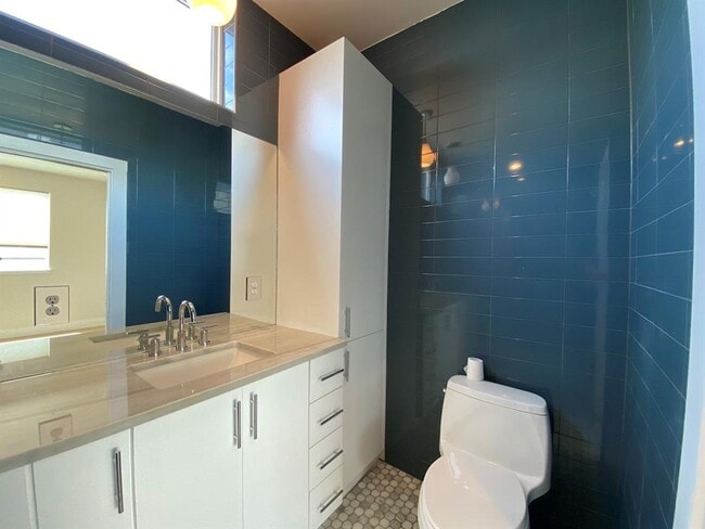 Building Photo - 1903 E 8th St