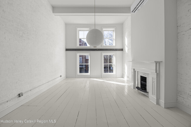 Building Photo - 620 Warren St