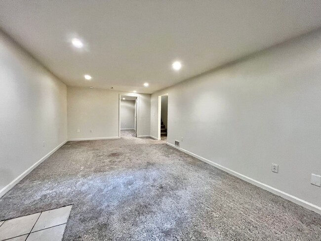 Building Photo - Beautiful 5 bed 2 bath House in Central Fo...