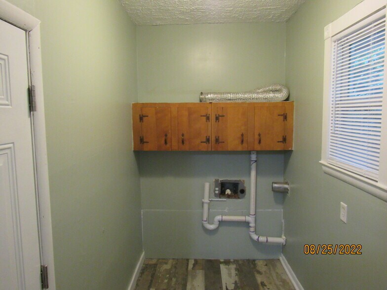 Building Photo - 2215 Macy Ave