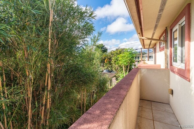 Building Photo - Available Now! Updated 3BR/2BA/2PKG unit i...