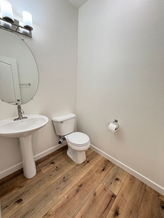 Building Photo - Gorgeous Rarely Available Bayshore Townhome- Just in Time for Summer!