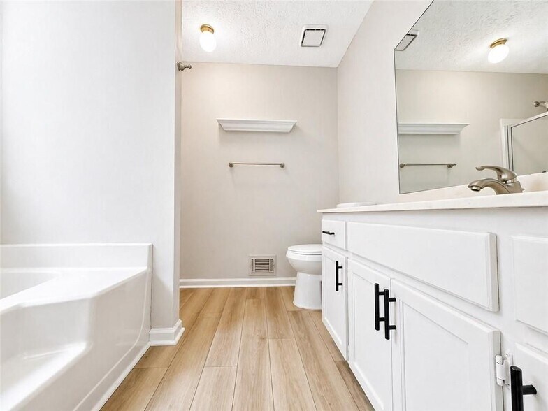 Building Photo - 1400 Chalet Cir
