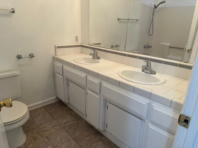 Building Photo - 3+2 In Golden Hills East +Garage!