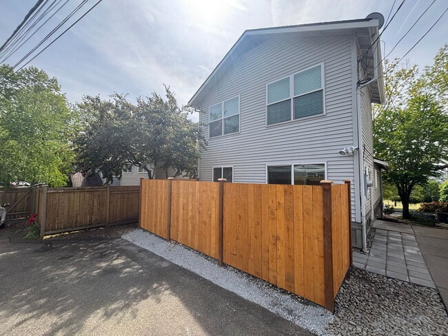 Building Photo - Available Now! Charming Home Across from Judkins Park