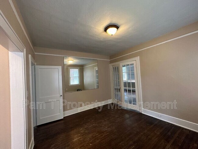 Building Photo - 724 E 49th St