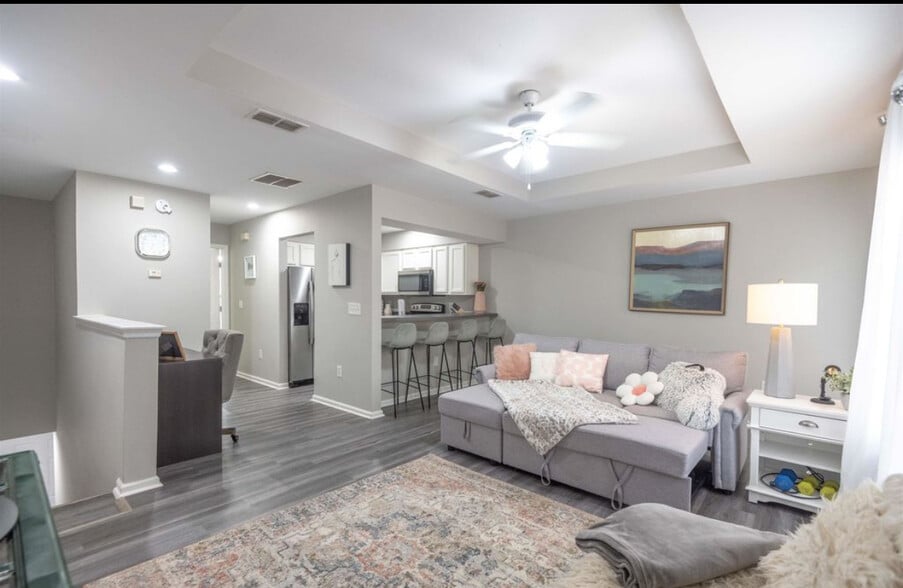 Building Photo - 741 White Dr