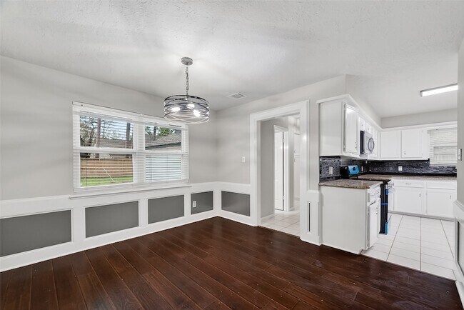 Building Photo - 2402 Oak Shores Dr