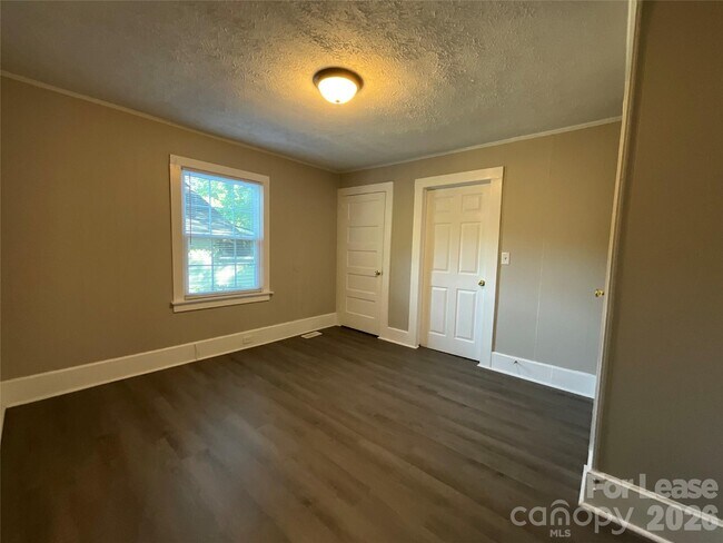 Building Photo - 1034 Ridge Ave