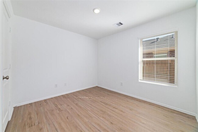 Building Photo - 27027 Vis Fld Dr