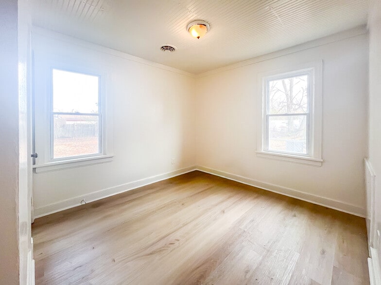 Building Photo - 202 E Westover Ave