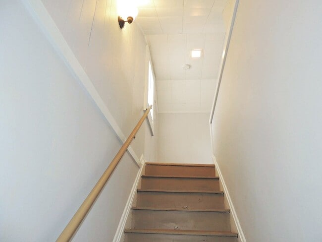 Building Photo - 3 Bed - 1 Bath Colonial is available for Rent!