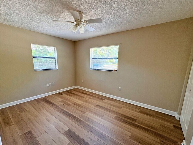 Building Photo - 427 6th Ave NE