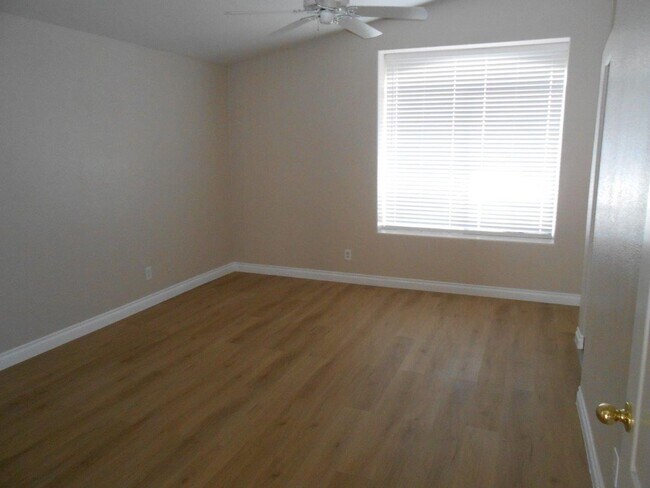 Building Photo - Great 2 Story Home in the NW