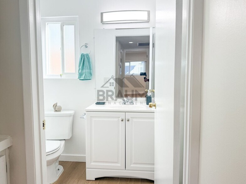 Building Photo - 13347 Victory Blvd