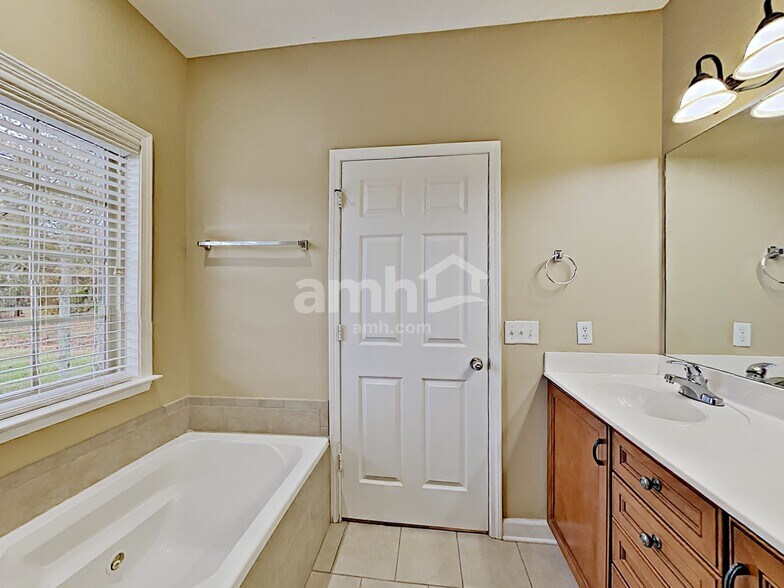 Building Photo - 165 Bland Dr