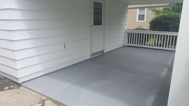 Building Photo - 3 Bedroom with 2 Car Attached garage