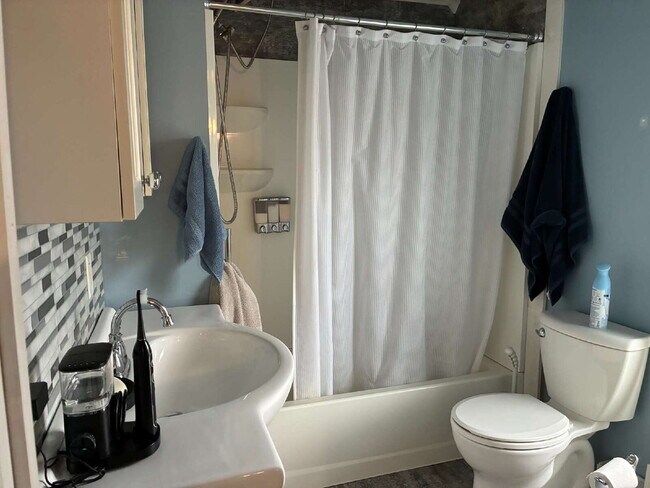 Building Photo - 4 Bed 1.5 Bath Off State Street Available June 1st!