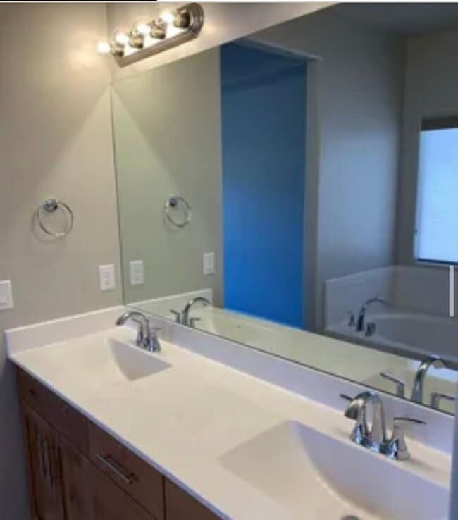 Building Photo - 938 N Sandy Talus Dr