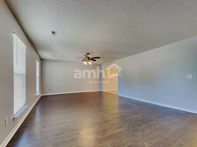 Building Photo - 149 Trickle Dr