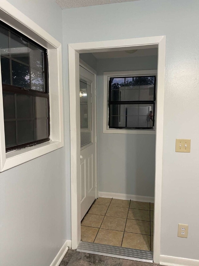 Building Photo - "MOVE IN SPECIAL $575 DEPOSIT AND HALF OFF...