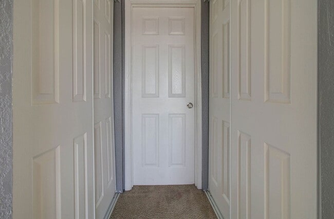 Building Photo - 2202 W Glenrosa Ave