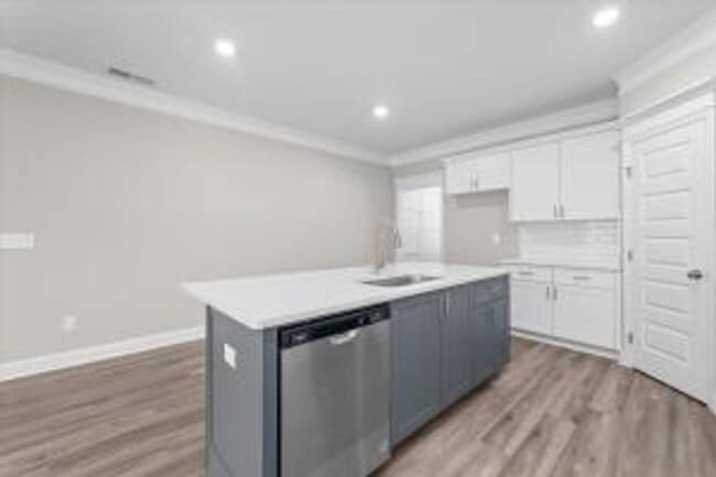 Building Photo - 1005 Linsmore Ave