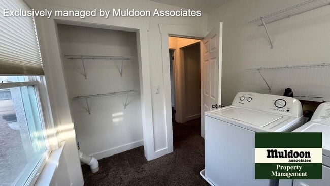 Building Photo - Cute 1.5 story!