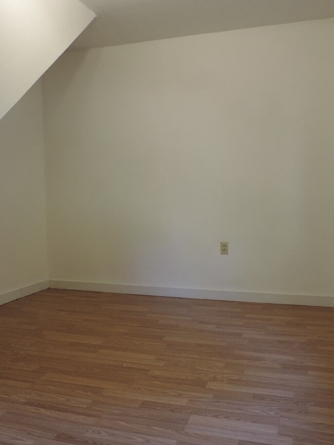 Building Photo - Cute 2/1 Cottage in Fleetwood with Office Space Upstairs