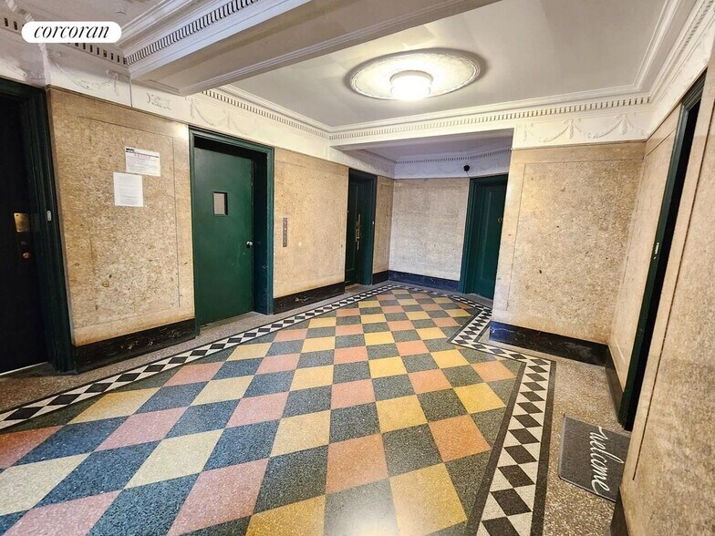 Building Photo - 3900 Greystone Ave