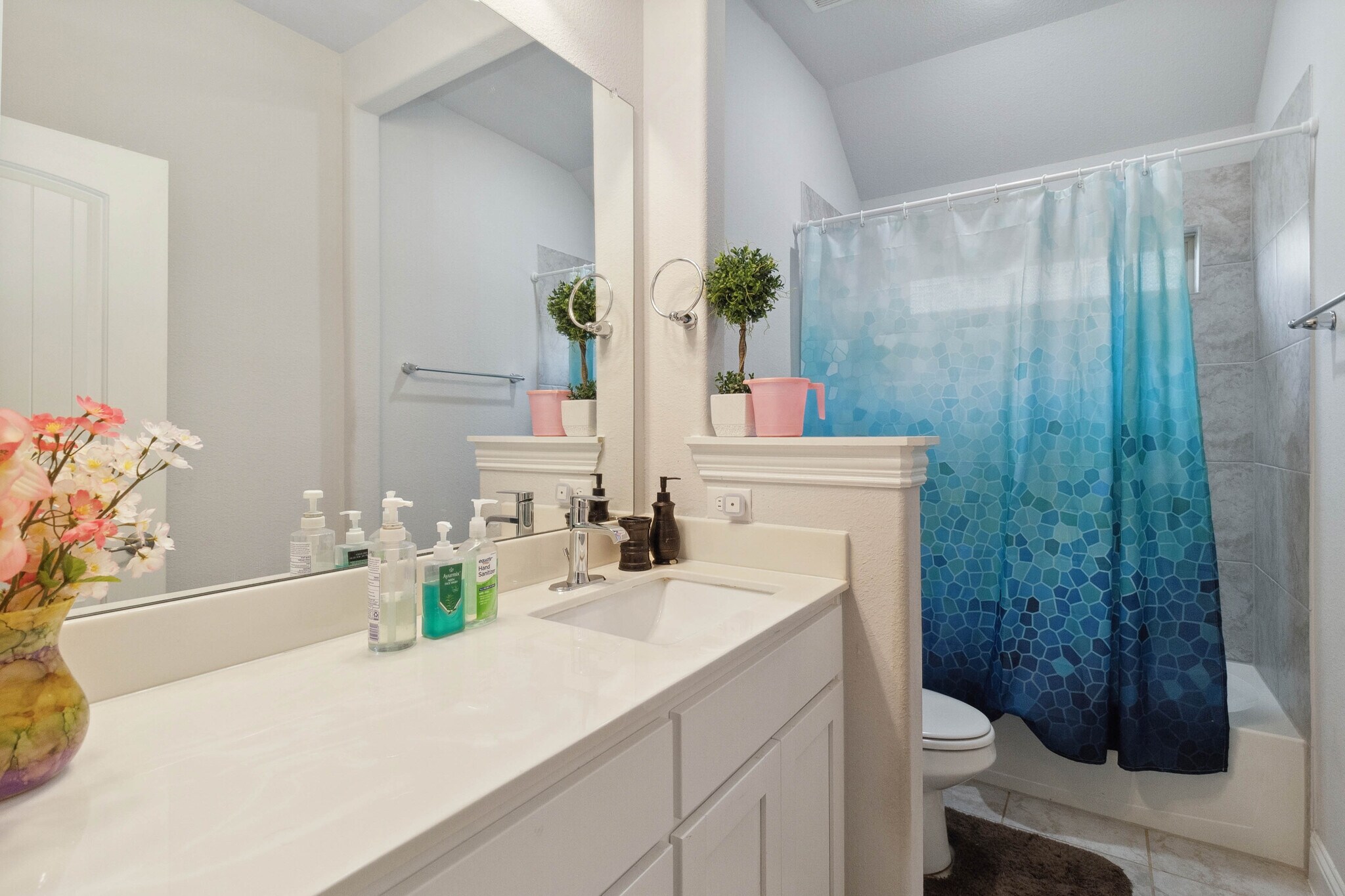 Building Photo - 566 Westwood Way Dr