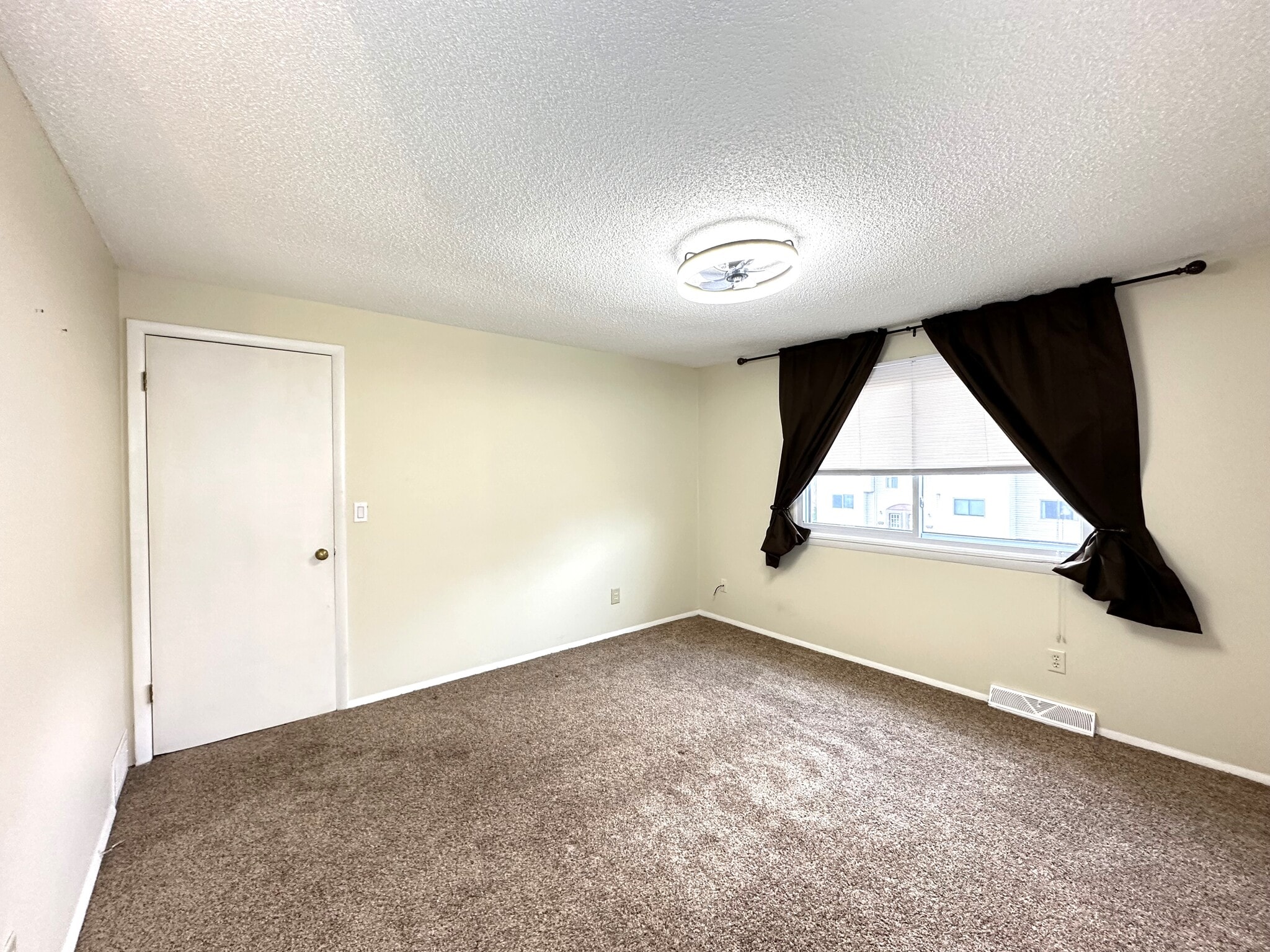 Building Photo - 362 Cameco Cir