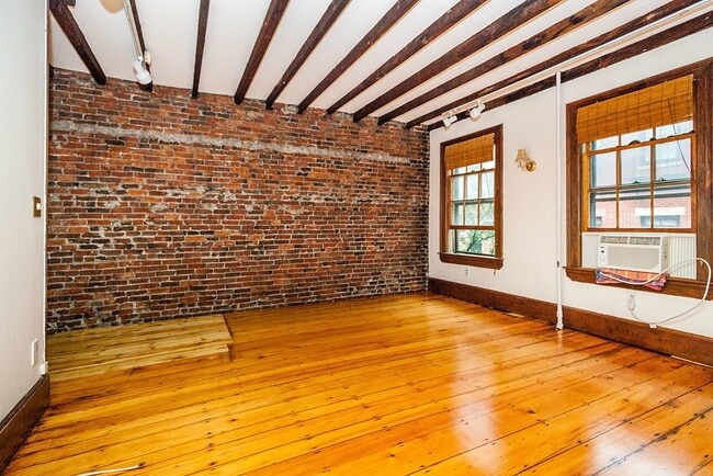 Building Photo - 32 Myrtle St