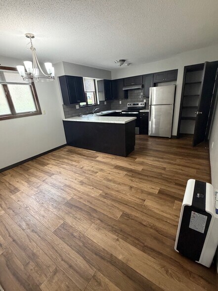 Building Photo - 422 Commodore Dr