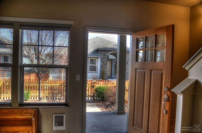 Building Photo - ** $1000 OFF FIRST MONTH** Darling Townhou...