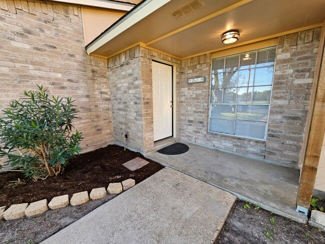 Primary Photo - Nice Southside townhome with garage across...